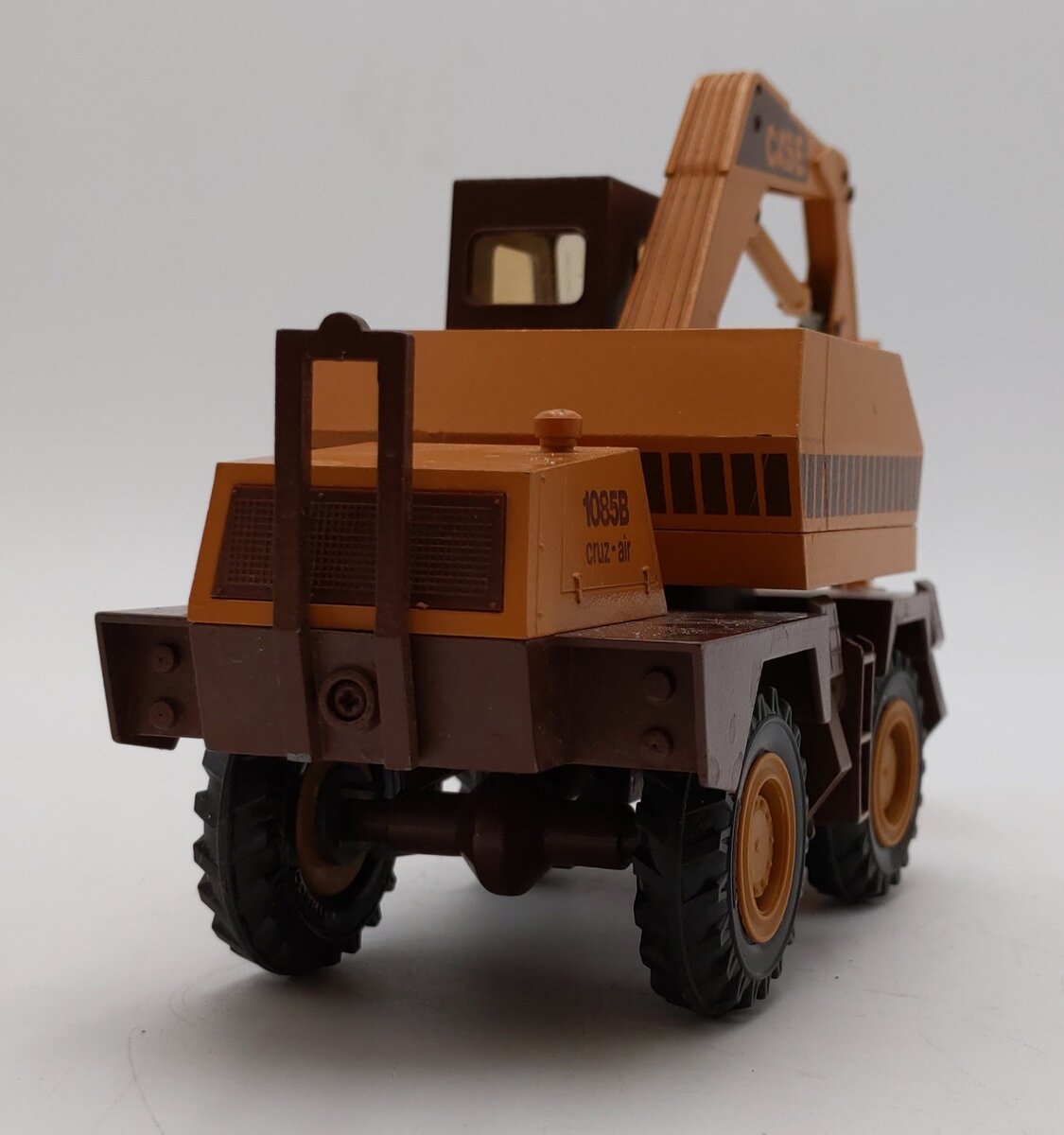 Conrad 1:50 Scale Case 1085B Cruz-Air Wheeled Excavator LN