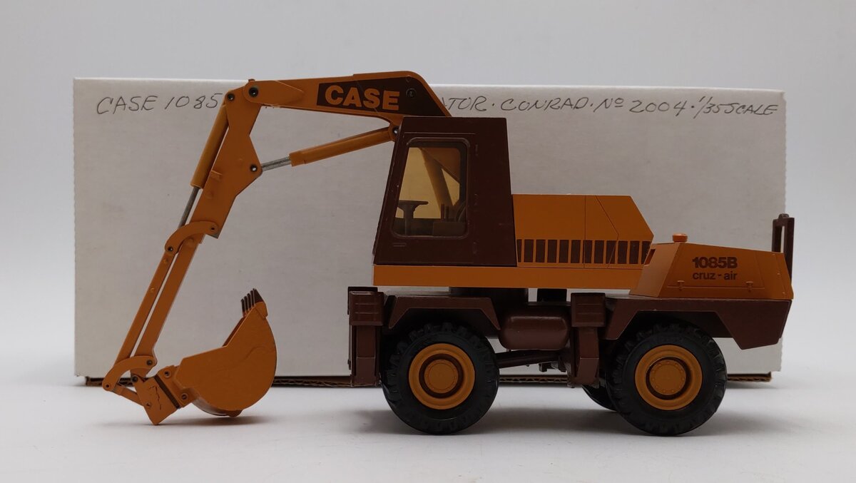 Conrad 1:50 Scale Case 1085B Cruz-Air Wheeled Excavator LN