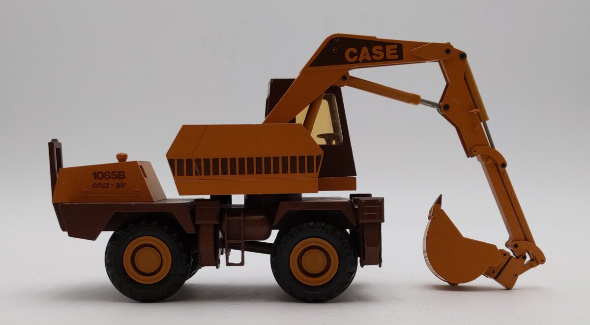 Conrad 1:50 Scale Case 1085B Cruz-Air Wheeled Excavator LN