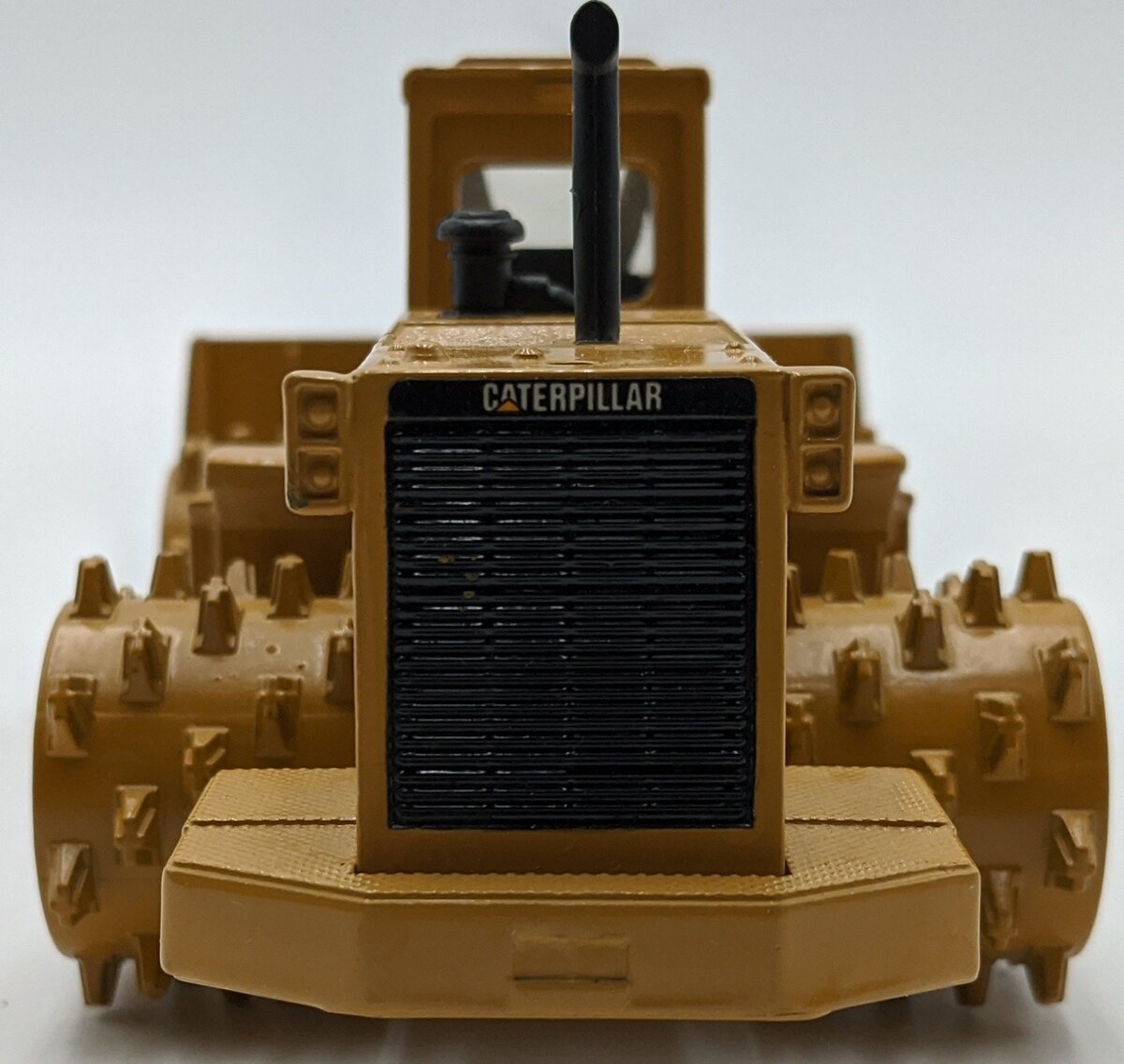 Ertl 0577F 1:50 Cat 8250 Steel Wheeled Compactor w/Blade NEW