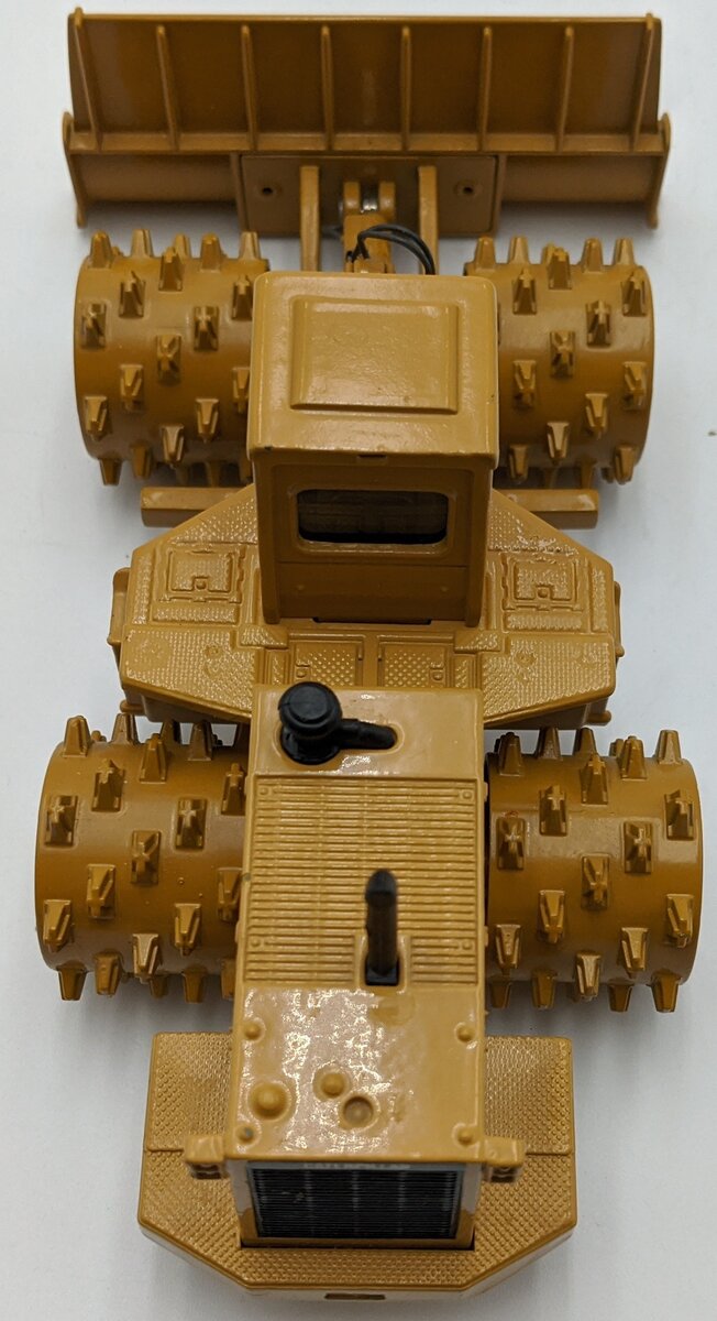 Ertl 0577F 1:50 Cat 8250 Steel Wheeled Compactor w/Blade NEW