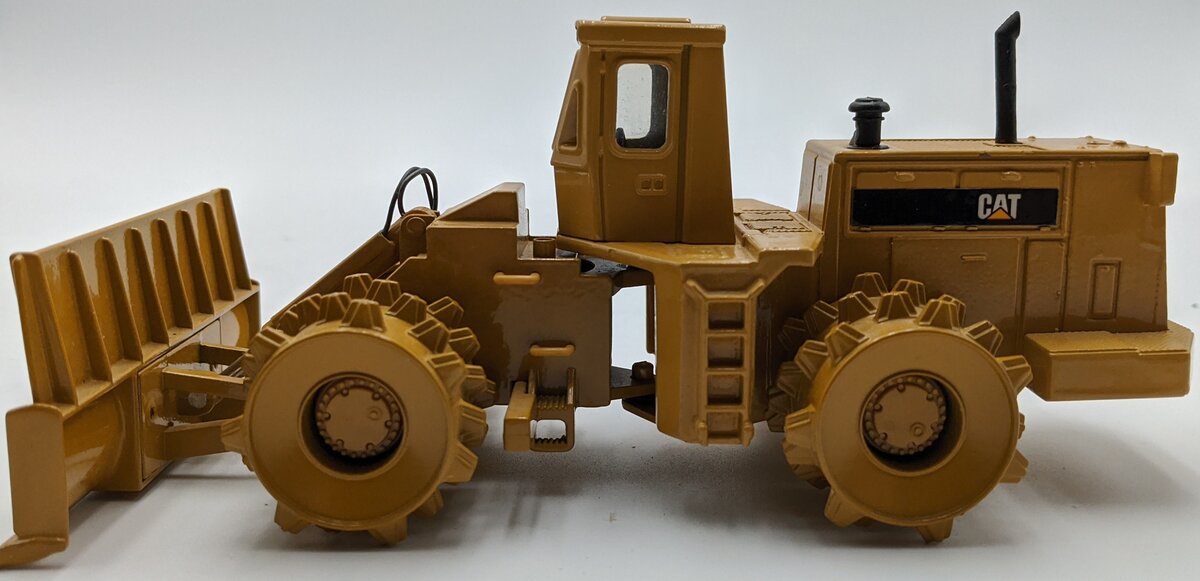 Ertl 0577F 1:50 Cat 8250 Steel Wheeled Compactor w/Blade NEW