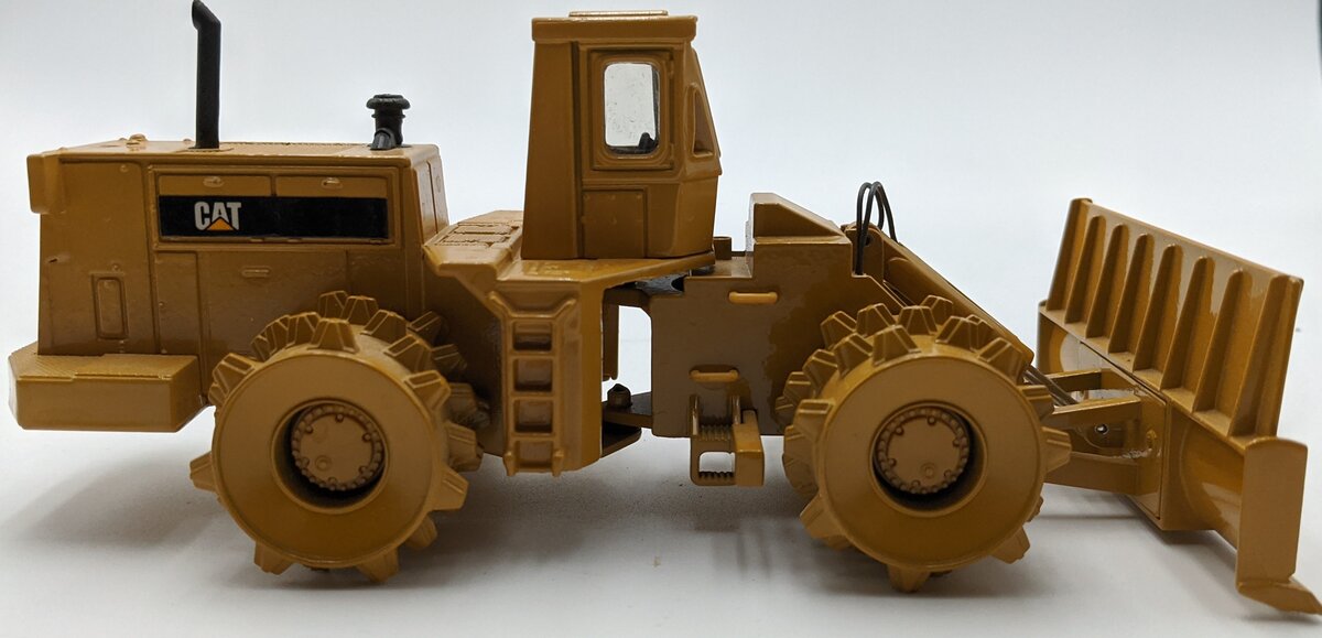 Ertl 0577F 1:50 Cat 8250 Steel Wheeled Compactor w/Blade NEW