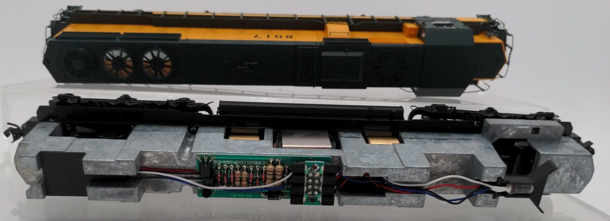 Proto 2000 23483 HO CNW SD60 Diesel Locomotive #8017 LN/Box