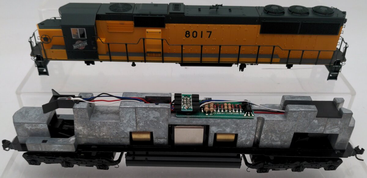 Proto 2000 23483 HO CNW SD60 Diesel Locomotive #8017 LN/Box