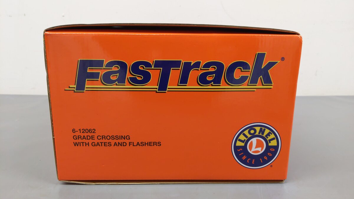Lionel 6-12062 O Grade Crossing With Gates & Flashers LN/Box
