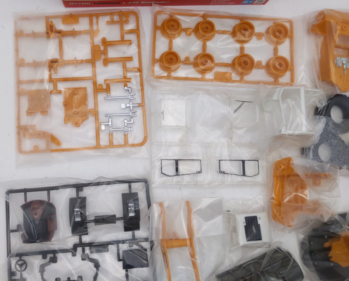 Revell 07700 1/32 Scale Leibherr Radlader Easykit LN/Box