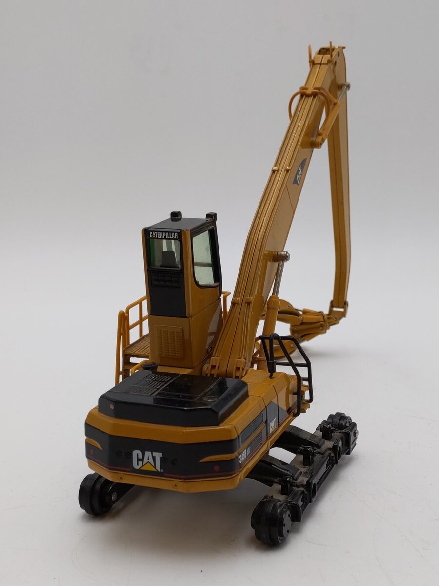 Norscot 55080 1:50 CAT 345B Series II Material Handler w/Work Tools