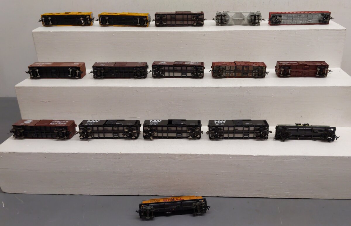 Tyco & Other HO Assorted Freight Cars [16] EX