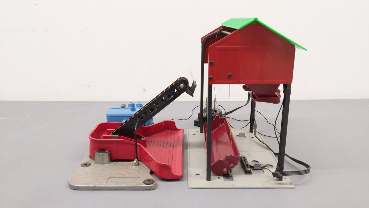 Lionel Vintage Postwar Coal Loader & Station: 397 & 497 VG