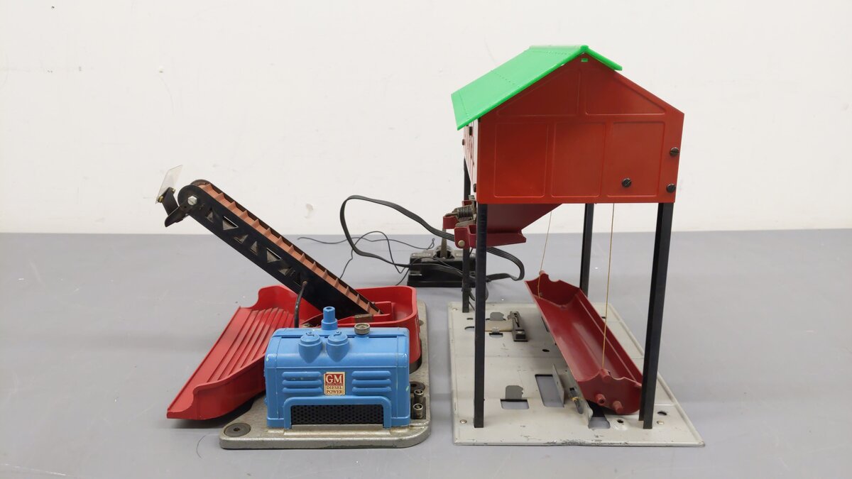 Lionel Vintage Postwar Coal Loader & Station: 397 & 497 VG