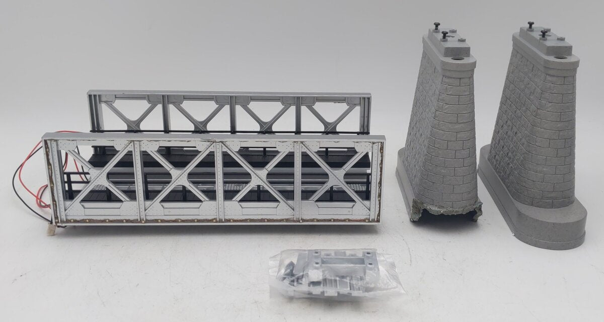 MTH 40-1118 O Gauge Bridge Girder with Operating White Lights - Silver/Box