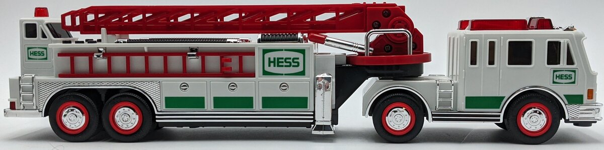 Hess 2000 Die Cast Fire Truck w/Heavy Duty Extension Ladder NIB