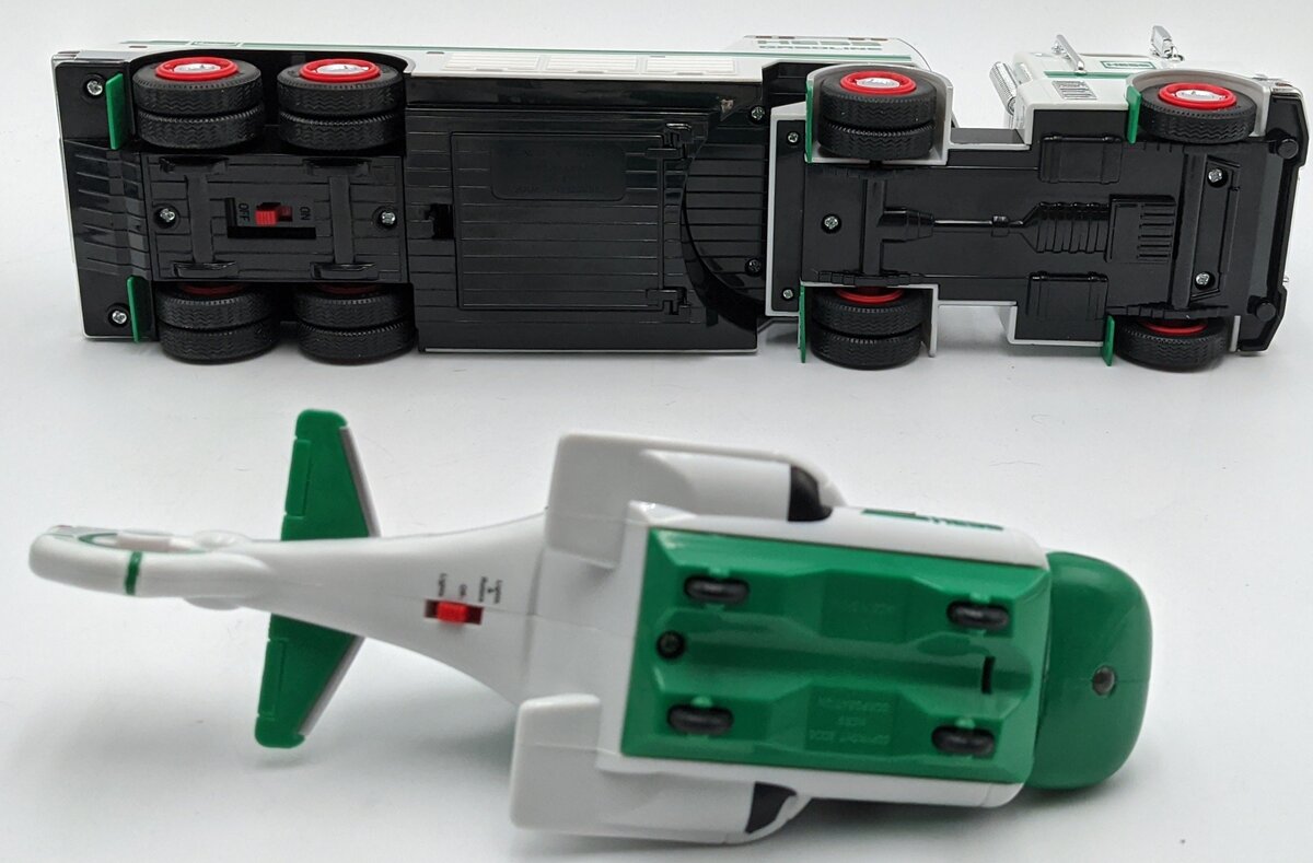 Hess 2006 Diecast Toy Truck & Helicopter w/Ramp EX/Box