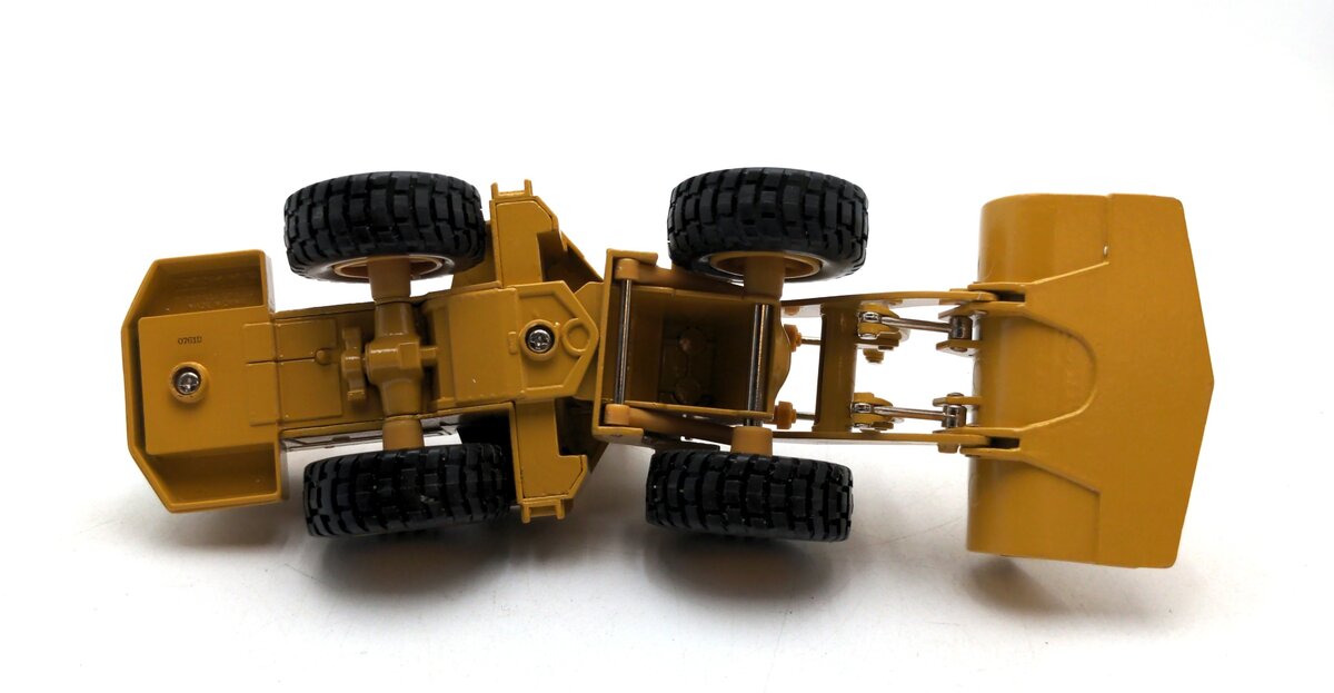 Ertl 2435 1:50 Scale Mighty Movers Caterpillar 988B Wheel Loader EX/Box