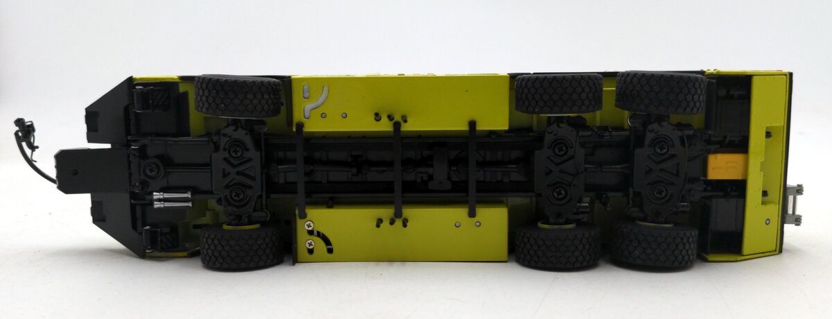 TWH Collectibles 078-01091 1:50 Scale Oshkosh Striker 3000 Airport Truck - YVR EX