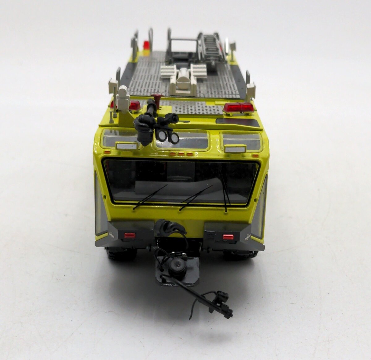 TWH Collectibles 078-01091 1:50 Scale Oshkosh Striker 3000 Airport Truck - YVR EX