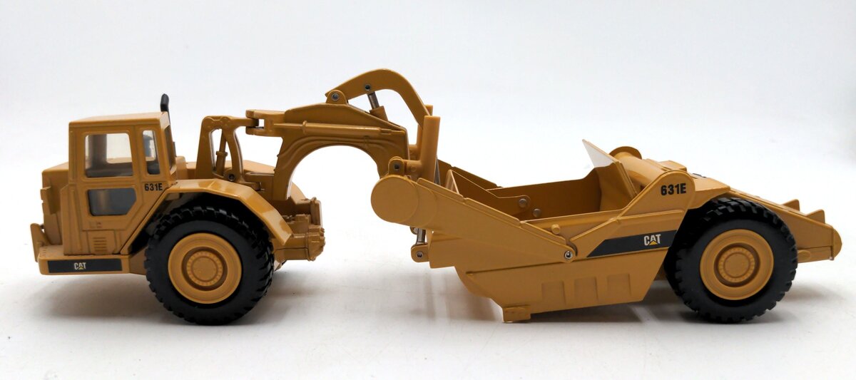 Ertl 2430 1:50 Mighty Movers Replica Caterpillar 631E Wheel Tractor Scraper LN