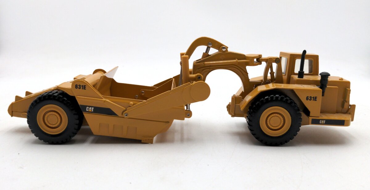 Ertl 2430 1:50 Mighty Movers Replica Caterpillar 631E Wheel Tractor Scraper LN