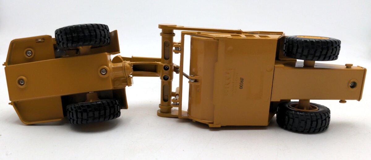 Ertl 2430 1:50 Mighty Movers Replica Caterpillar 631E Wheel Tractor Scraper LN