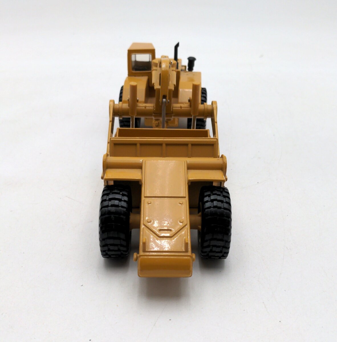 Ertl 2430 1:50 Mighty Movers Replica Caterpillar 631E Wheel Tractor Scraper LN