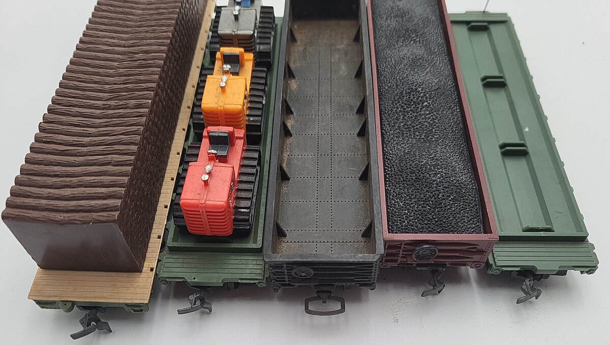 Tyco & Other HO Scale Assorted Freight Cars: 2475, 328000, 80600, 90806 [5] VG