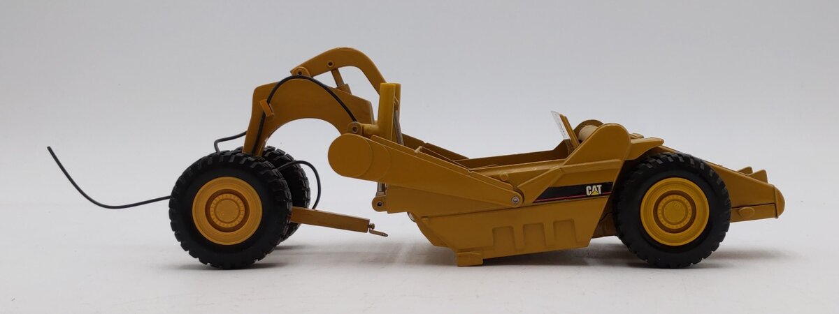 Norscot 1:50 Scale Caterpillar New Yellow Scraper w/No Tractor - Custom VG