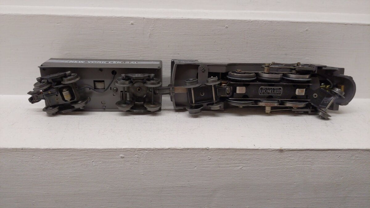Lionel 221 Vintage O NYC  Dreyfuss Gray 2-6-4 Steam Locomotive & 221W Tender
