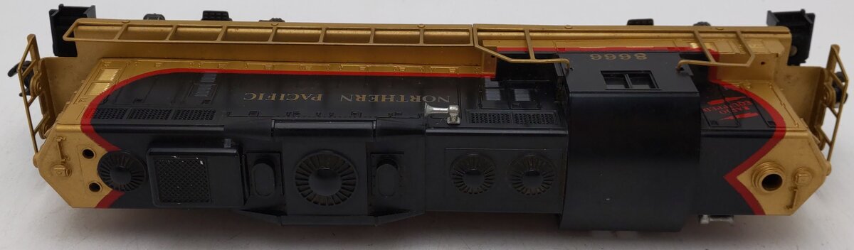Lionel 6-8666 O Gauge Northern Pacific GP9 Powered Diesel Locomotive #8666 VG/Box