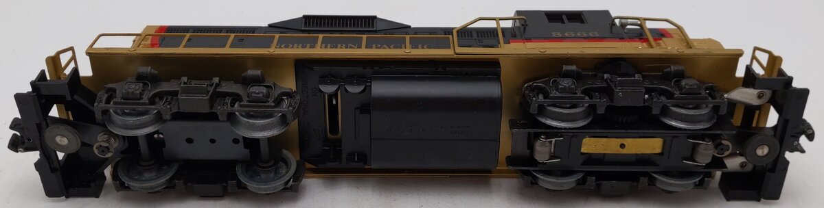 Lionel 6-8666 O Gauge Northern Pacific GP9 Powered Diesel Locomotive #8666 VG/Box