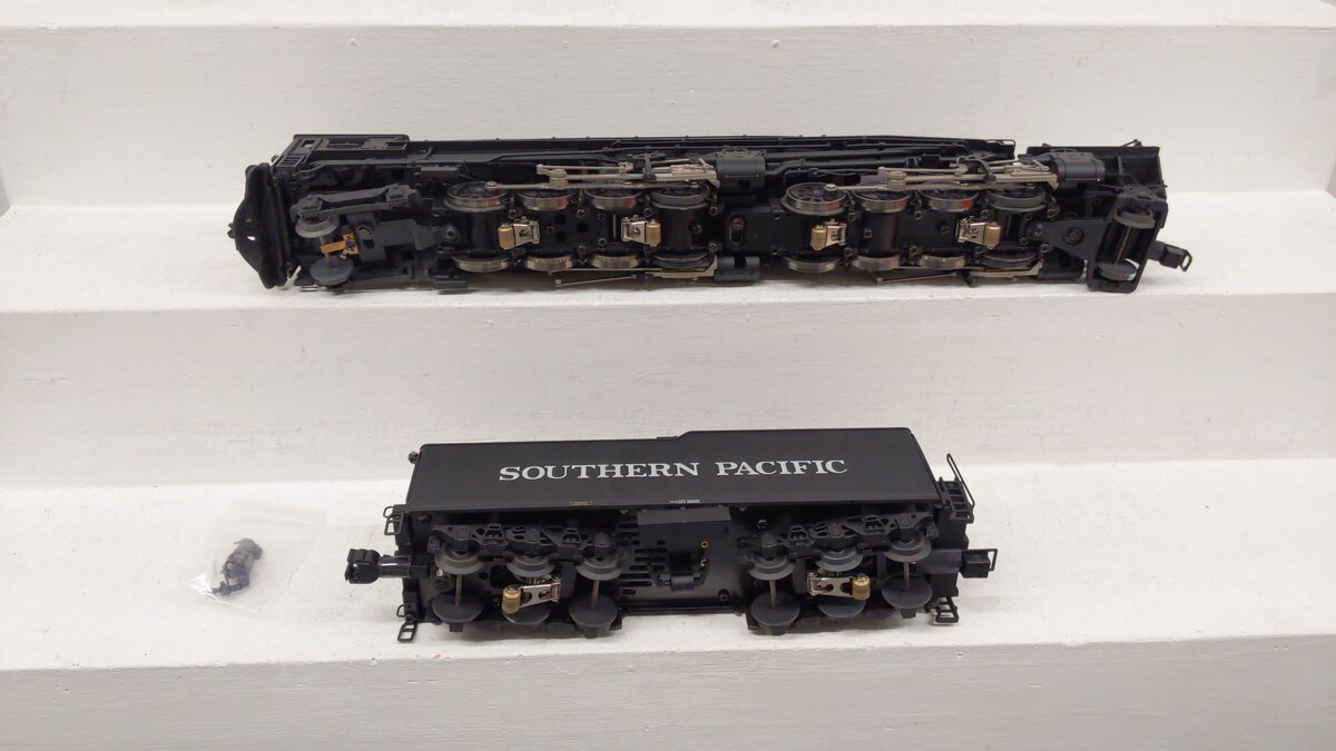 Lionel 6-38071 O Gauge SP 4-8-8-2 AC-12 Steam Locomotive & Tender with TMCC EX/Box