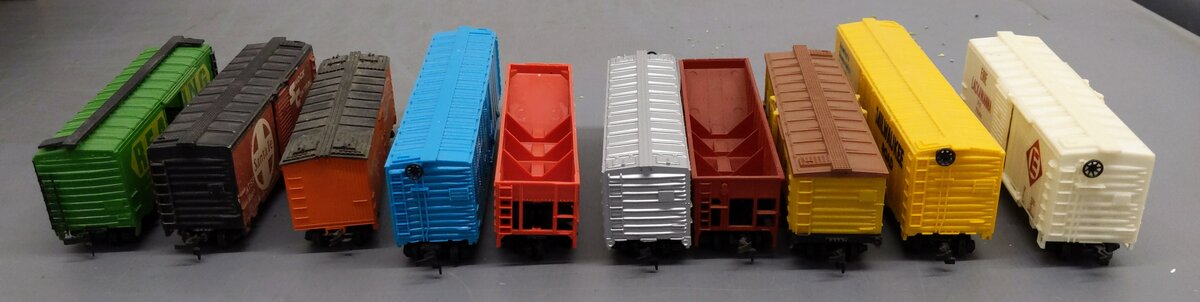 Life Like & Other Assorted  HO Scale Freight Cars- #16927 #74163 #115445 [10] EX