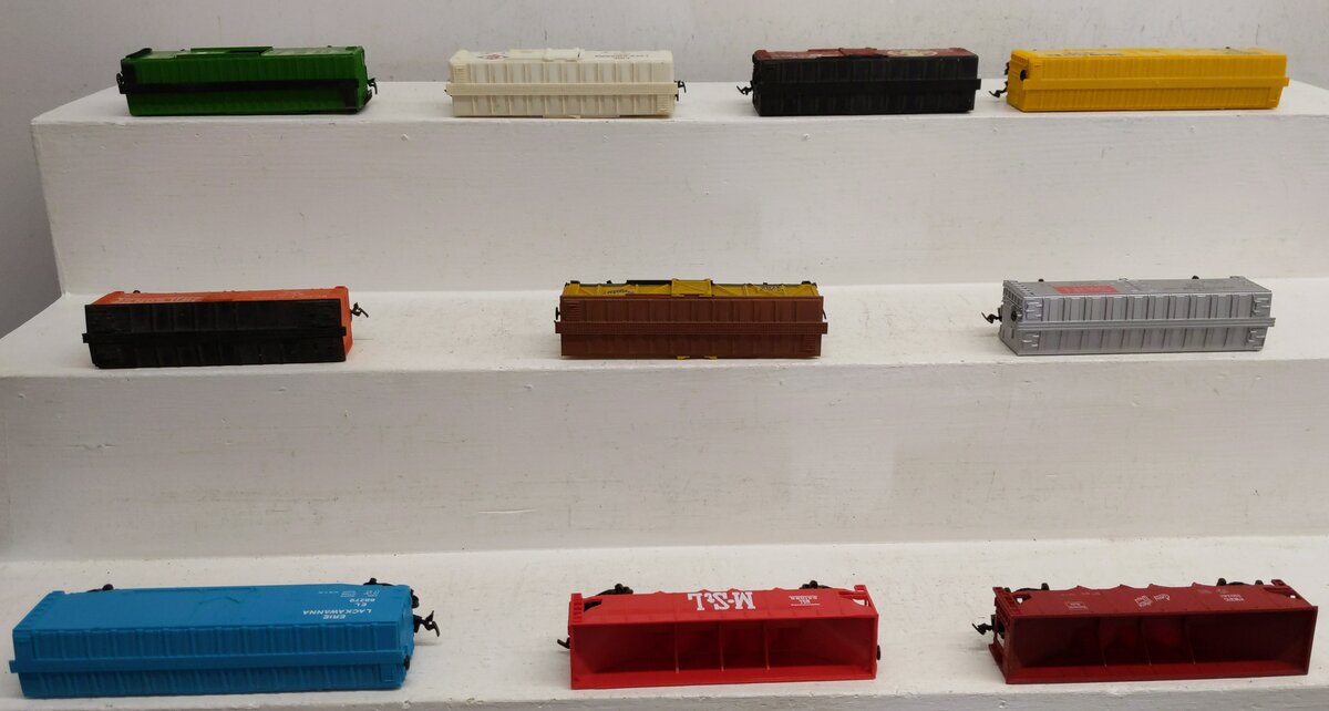 Life Like & Other Assorted  HO Scale Freight Cars- #16927 #74163 #115445 [10] EX