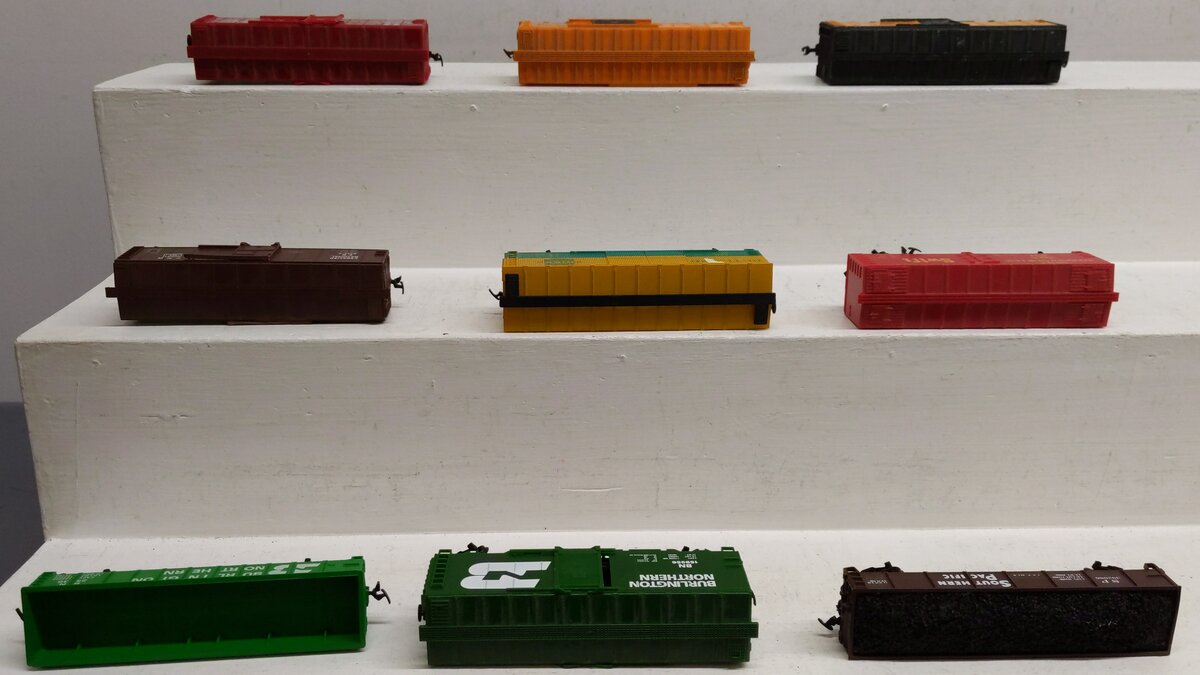 Life Like & Other Assorted HO Scale Freight Cars: #159956 #2536 #6714 [9] VG