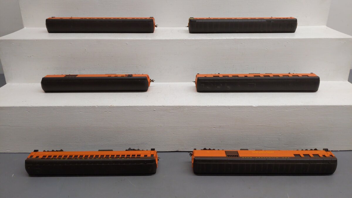 Rivarossi HO Scale Chicago Milwaukee St Paul & Pacific Passenger Cars [6] VG/Box