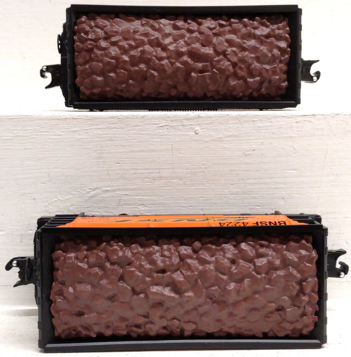 Menards 275-9351 O Gauge BNSF Ore Cars (2 Pack) #4223 and #4224 LN/Box