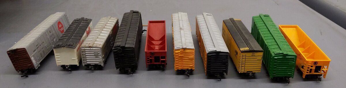 Life Like & Other Assorted HO Scale Freight Cars [10] EX
