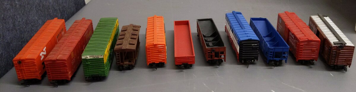 Life Like & Other Assorted HO Scale Freight Cars [11] EX