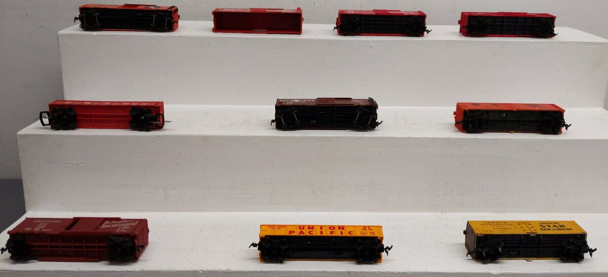 Life Like & Other Assorted HO Scale Freight Cars [10] EX
