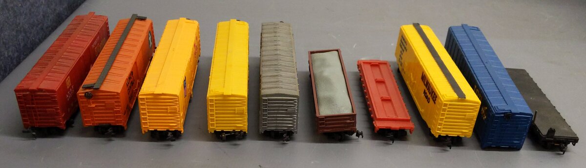 Bachmann & Other Assorted HO Scale Freight Cars [10] VG