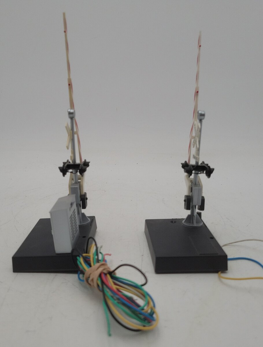Z-Stuff DZ-1010 O Crossing Gate & Signal Pair W/Block Signal Detectors VG/Box