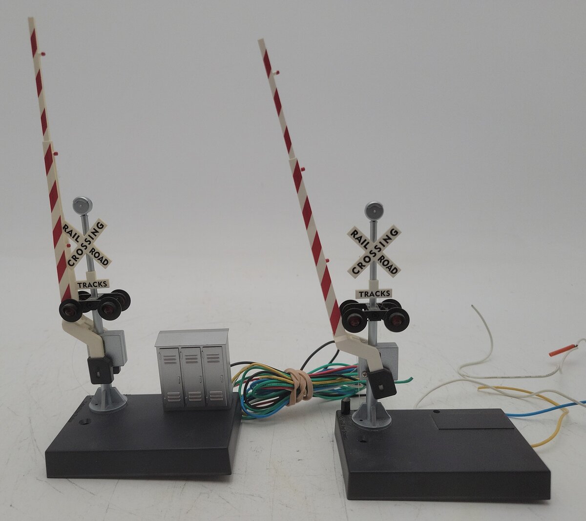 Z-Stuff DZ-1010 O Crossing Gate & Signal Pair W/Block Signal Detectors VG/Box