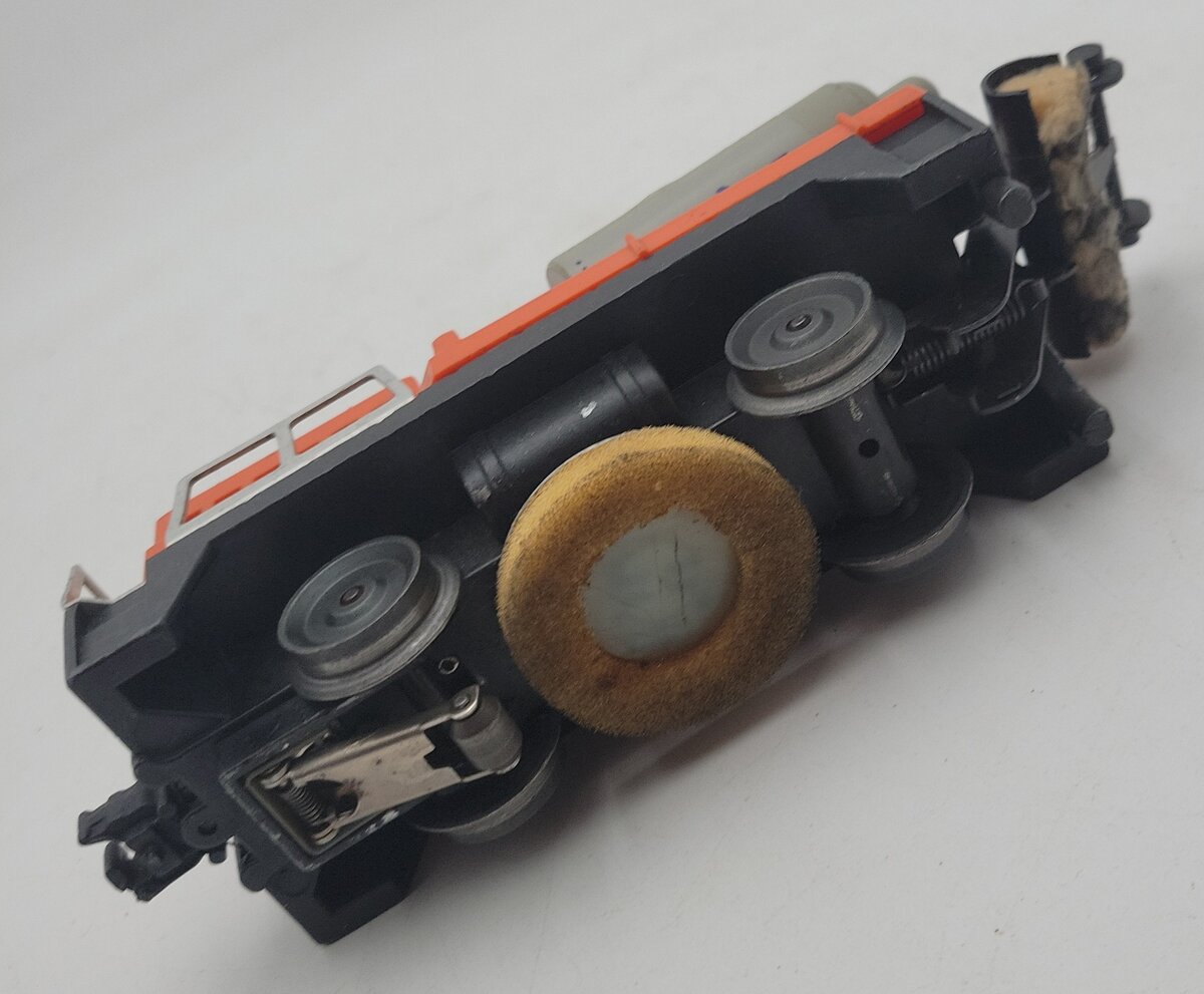 Lionel 3927 O Gauge Vintage Postwar Motorized Track Cleaner Car #3927 VG