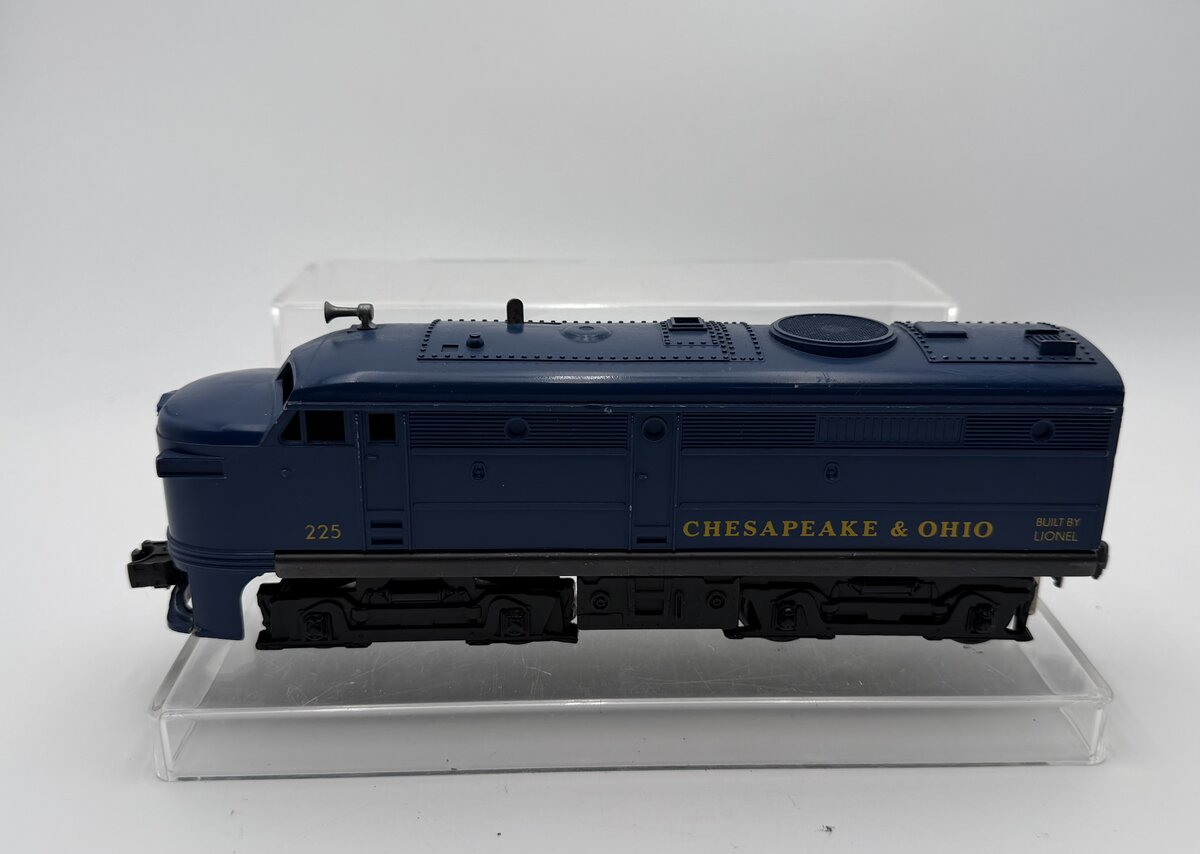 Lionel 225 Vintage O Chesapeake & Ohio A Unit Powered Diesel Locomotive VG
