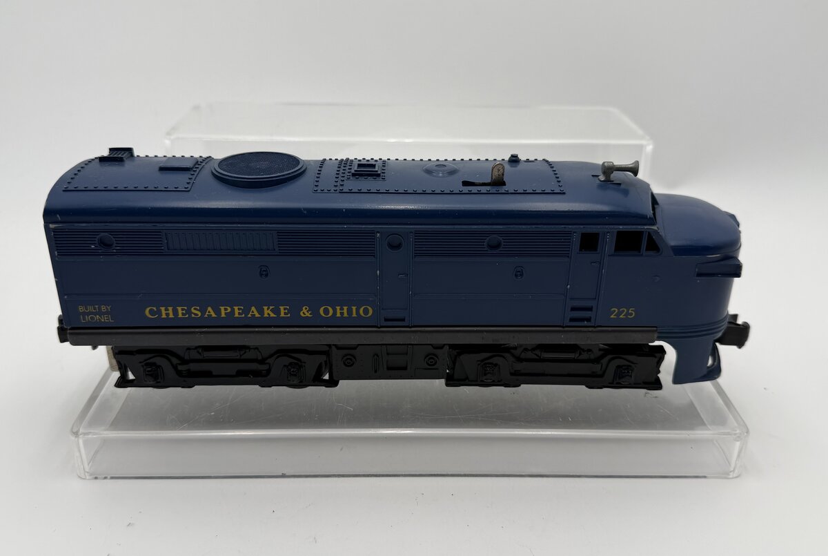 Lionel 225 Vintage O Chesapeake & Ohio A Unit Powered Diesel Locomotive VG