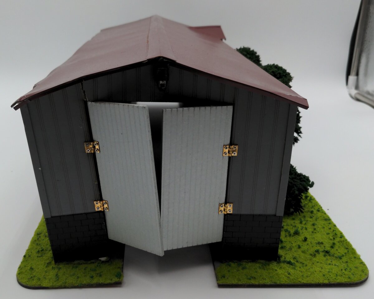 Menards 279-2291 O Gauge Milwaukee Road Locomotive Maintenance Shed VG