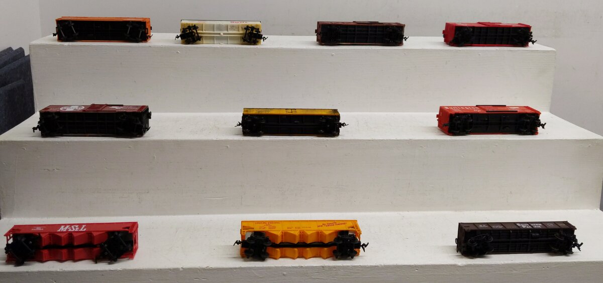 Life Like & Other Assorted HO Scale Freight Cars [10] EX