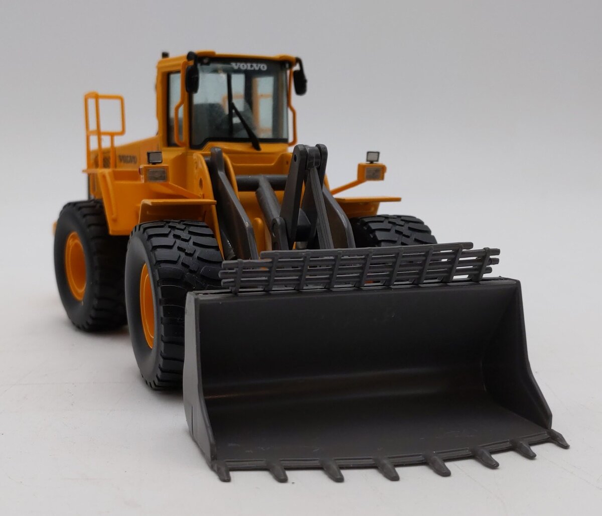 Motorart 1:50 Scale Volvo L220E Wheel Loader LN/Box