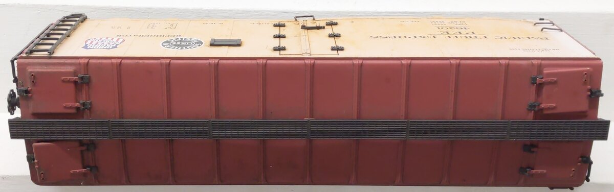 Aristo-Craft 46201 G Scale UP/SP Pacific Fruit Express Reefer W/Metal Wheels