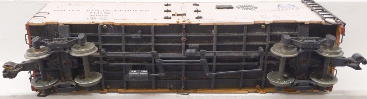 Aristo-Craft 46201 G Scale UP/SP Pacific Fruit Express Reefer W/Metal Wheels